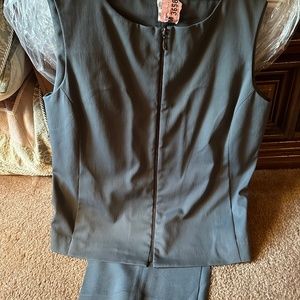 Sleeveless pant suit